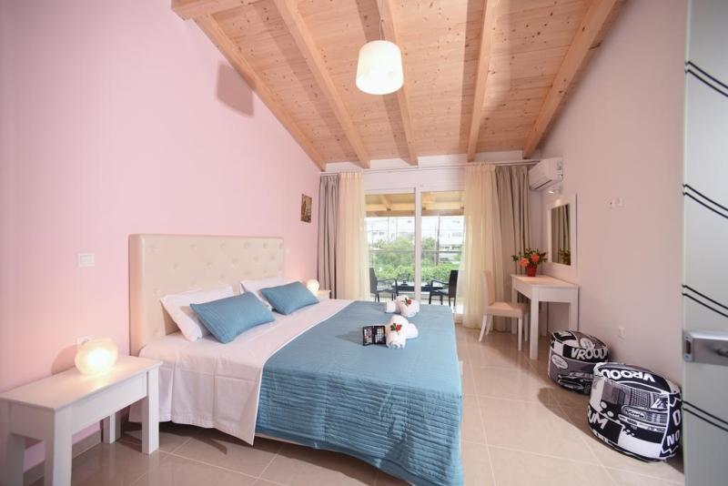 Palapart Gikas Suites And Studios 고우비아 외부 사진